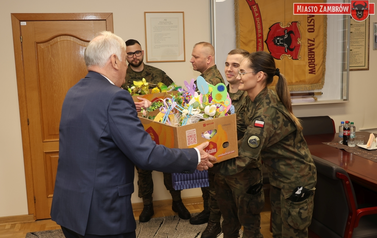 Przedszkolaki i uczniowie z Zambrowa wykonali wielkanocne ozdoby dla żołnierzy 2. Brygady Pancernej Legion&oacute;w 3