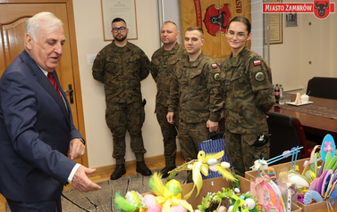 Przedszkolaki i uczniowie z Zambrowa wykonali wielkanocne ozdoby dla żołnierzy 2. Brygady Pancernej Legion&oacute;w 4
