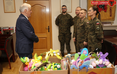Przedszkolaki i uczniowie z Zambrowa wykonali wielkanocne ozdoby dla żołnierzy 2. Brygady Pancernej Legion&oacute;w 5