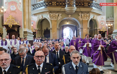 Miasto Zambr&oacute;w oddało hołd abp. J&oacute;zefowi Michalikowi &mdash; delegacja na pogrzebie w Bazylice Archikatedralnej w Przemyślu 11