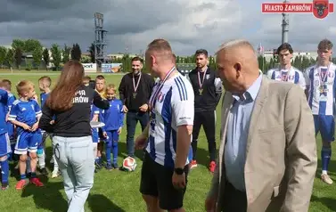 Piłkarskie Święto na Stadionie Miejskim &mdash; Olimpia Zambr&oacute;w żegna sezon z awansem do III Ligi! 25