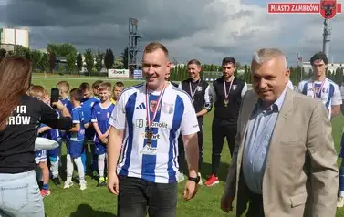 Piłkarskie Święto na Stadionie Miejskim &mdash; Olimpia Zambr&oacute;w żegna sezon z awansem do III Ligi! 26