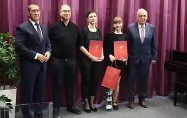 Nagrody Burmistrza Miasta Zambr&oacute;w trafiły do najzdolniejszych uczni&oacute;w szk&oacute;ł podstawowych 1