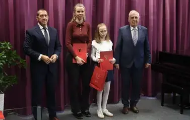 Nagrody Burmistrza Miasta Zambr&oacute;w trafiły do najzdolniejszych uczni&oacute;w szk&oacute;ł podstawowych 2