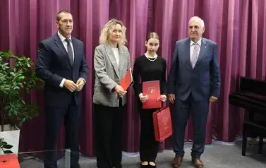 Nagrody Burmistrza Miasta Zambr&oacute;w trafiły do najzdolniejszych uczni&oacute;w szk&oacute;ł podstawowych 3