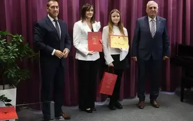 Nagrody Burmistrza Miasta Zambr&oacute;w trafiły do najzdolniejszych uczni&oacute;w szk&oacute;ł podstawowych 4