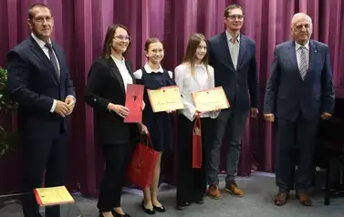 Nagrody Burmistrza Miasta Zambr&oacute;w trafiły do najzdolniejszych uczni&oacute;w szk&oacute;ł podstawowych 6
