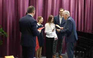 Nagrody Burmistrza Miasta Zambr&oacute;w trafiły do najzdolniejszych uczni&oacute;w szk&oacute;ł podstawowych 7