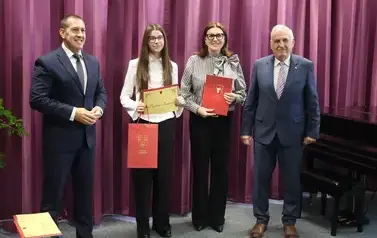 Nagrody Burmistrza Miasta Zambr&oacute;w trafiły do najzdolniejszych uczni&oacute;w szk&oacute;ł podstawowych 8