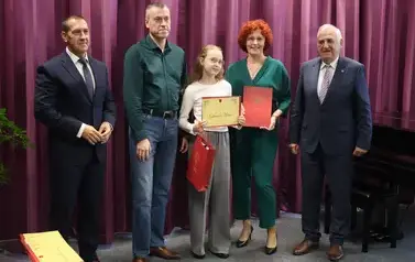 Nagrody Burmistrza Miasta Zambr&oacute;w trafiły do najzdolniejszych uczni&oacute;w szk&oacute;ł podstawowych 11