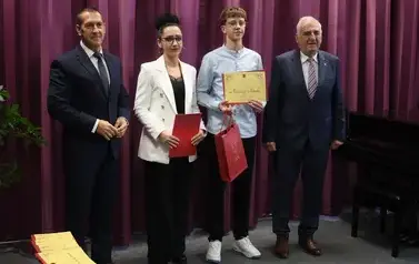 Nagrody Burmistrza Miasta Zambr&oacute;w trafiły do najzdolniejszych uczni&oacute;w szk&oacute;ł podstawowych 14