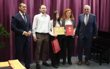 Nagrody Burmistrza Miasta Zambr&oacute;w trafiły do najzdolniejszych uczni&oacute;w szk&oacute;ł podstawowych 16