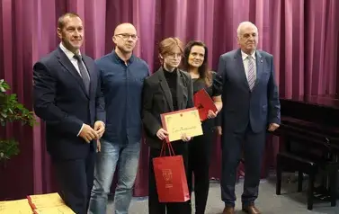 Nagrody Burmistrza Miasta Zambr&oacute;w trafiły do najzdolniejszych uczni&oacute;w szk&oacute;ł podstawowych 19