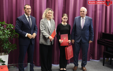 Nagrody Burmistrza Miasta Zambr&oacute;w trafiły do najzdolniejszych uczni&oacute;w szk&oacute;ł podstawowych 2 3