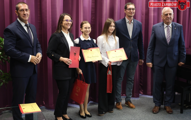 Nagrody Burmistrza Miasta Zambr&oacute;w trafiły do najzdolniejszych uczni&oacute;w szk&oacute;ł podstawowych 2 6