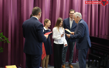 Nagrody Burmistrza Miasta Zambr&oacute;w trafiły do najzdolniejszych uczni&oacute;w szk&oacute;ł podstawowych 2 7