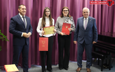 Nagrody Burmistrza Miasta Zambr&oacute;w trafiły do najzdolniejszych uczni&oacute;w szk&oacute;ł podstawowych 2 8