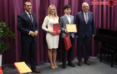 Nagrody Burmistrza Miasta Zambr&oacute;w trafiły do najzdolniejszych uczni&oacute;w szk&oacute;ł podstawowych 2 12