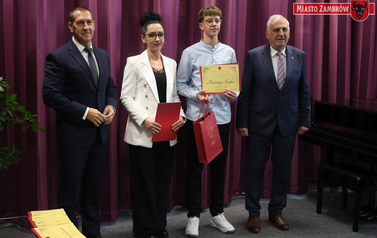 Nagrody Burmistrza Miasta Zambr&oacute;w trafiły do najzdolniejszych uczni&oacute;w szk&oacute;ł podstawowych 2 14