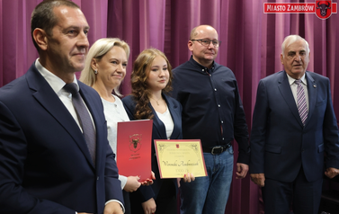 Nagrody Burmistrza Miasta Zambr&oacute;w trafiły do najzdolniejszych uczni&oacute;w szk&oacute;ł podstawowych 2 20