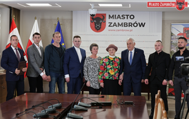 Wsparcie dla lokalnych inicjatyw: Podpisanie um&oacute;w z organizacjami pozarządowymi w Zambrowie 1