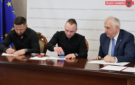 Wsparcie dla lokalnych inicjatyw: Podpisanie um&oacute;w z organizacjami pozarządowymi w Zambrowie 5