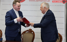 Wsparcie dla lokalnych inicjatyw: Podpisanie um&oacute;w z organizacjami pozarządowymi w Zambrowie 6