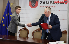 Wsparcie dla lokalnych inicjatyw: Podpisanie um&oacute;w z organizacjami pozarządowymi w Zambrowie 10