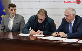 Wsparcie dla lokalnych inicjatyw: Podpisanie um&oacute;w z organizacjami pozarządowymi w Zambrowie 11