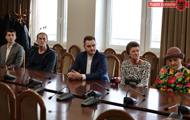 Wsparcie dla lokalnych inicjatyw: Podpisanie um&oacute;w z organizacjami pozarządowymi w Zambrowie 14
