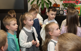 Mali goście w Urzędzie Miasta Zambr&oacute;w - Dzieci z Miejskiego Przedszkola nr 5 z wizytą u Burmistrza 2