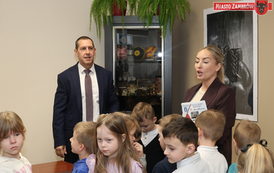 Mali goście w Urzędzie Miasta Zambr&oacute;w - Dzieci z Miejskiego Przedszkola nr 5 z wizytą u Burmistrza 11