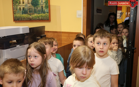 Mali goście w Urzędzie Miasta Zambr&oacute;w - Dzieci z Miejskiego Przedszkola nr 5 z wizytą u Burmistrza 12