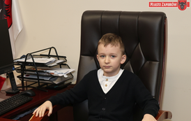 Mali goście w Urzędzie Miasta Zambr&oacute;w - Dzieci z Miejskiego Przedszkola nr 5 z wizytą u Burmistrza 24