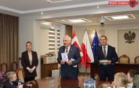 Mali goście w Urzędzie Miasta Zambr&oacute;w - Dzieci z Miejskiego Przedszkola nr 5 z wizytą u Burmistrza 43