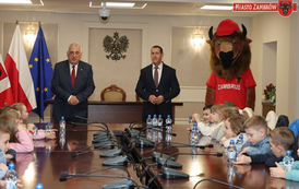 Mali goście w Urzędzie Miasta Zambr&oacute;w - Dzieci z Miejskiego Przedszkola nr 5 z wizytą u Burmistrza 45