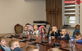 Mali goście w Urzędzie Miasta Zambr&oacute;w - Dzieci z Miejskiego Przedszkola nr 5 z wizytą u Burmistrza 53