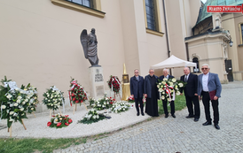 Miasto Zambr&oacute;w oddało hołd abp. J&oacute;zefowi Michalikowi &mdash; delegacja na pogrzebie w Bazylice Archikatedralnej w Przemyślu 2