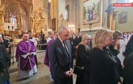 Miasto Zambr&oacute;w oddało hołd abp. J&oacute;zefowi Michalikowi &mdash; delegacja na pogrzebie w Bazylice Archikatedralnej w Przemyślu 4