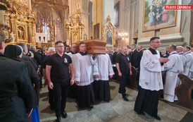 Miasto Zambr&oacute;w oddało hołd abp. J&oacute;zefowi Michalikowi &mdash; delegacja na pogrzebie w Bazylice Archikatedralnej w Przemyślu 6