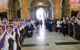 Miasto Zambr&oacute;w oddało hołd abp. J&oacute;zefowi Michalikowi &mdash; delegacja na pogrzebie w Bazylice Archikatedralnej w Przemyślu 9