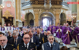 Miasto Zambr&oacute;w oddało hołd abp. J&oacute;zefowi Michalikowi &mdash; delegacja na pogrzebie w Bazylice Archikatedralnej w Przemyślu 11
