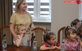 002 - Przedszkolaki z MP 1 z wizytą u Birmistrza 26.05.2026r. J. Kurpiewska (8)