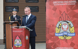 Powiatowe Obchody Dnia Strażaka w Zambrowie &mdash; Odznaczenia, Awanse i Wzruszające Chwile 11