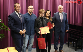 Nagrody Burmistrza Miasta Zambr&oacute;w trafiły do najzdolniejszych uczni&oacute;w szk&oacute;ł podstawowych 2 19