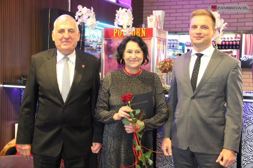 Nauczyciele z miejskich placówek oświatowych nagrodzeni przez burmistrza fot. J. Włodkowska - Kurpiewska