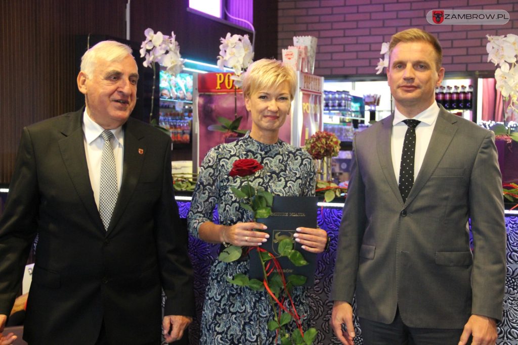 Nauczyciele z miejskich placówek oświatowych nagrodzeni przez burmistrza fot. J. Włodkowska - Kurpiewska