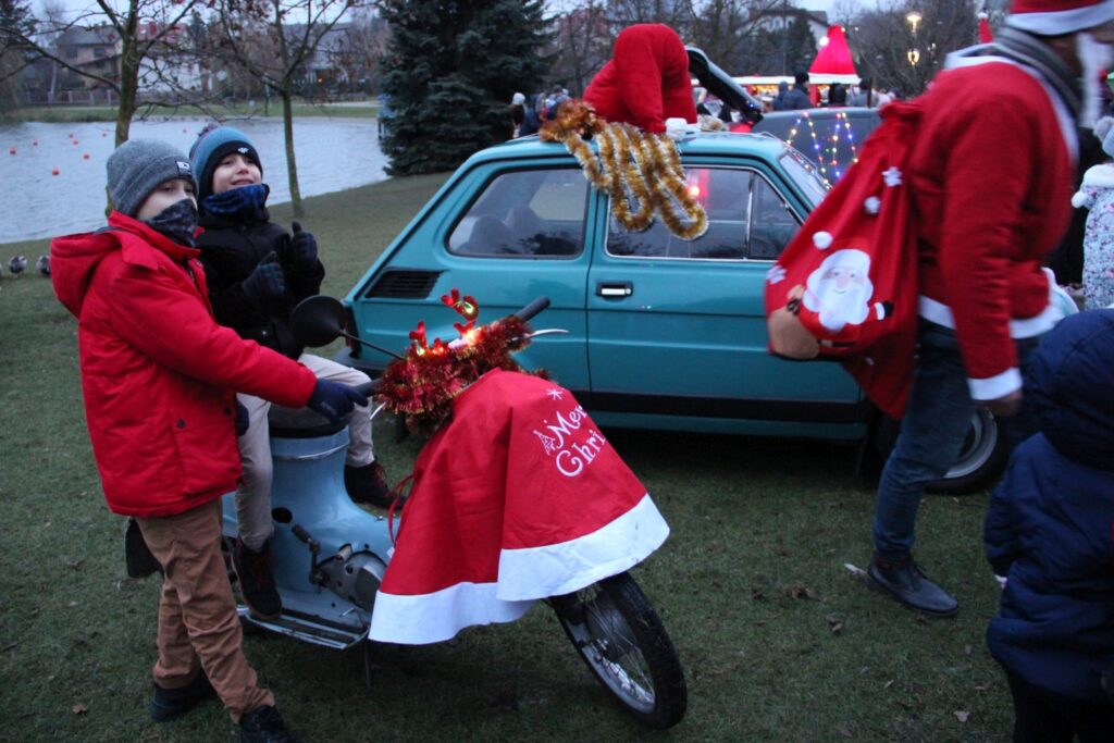 Iluminacje świetne rozbłysły w centrum Zambrowa 4.12.2022r. fot. J. Włodkowska - Kurpiewska