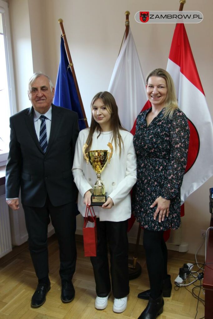 Zawodnicy Zambrowskiego Klubu Karate Kyokushin wyróżnieni przez Burmistrza za sukcesy w zawodach międzynarodowych 10.02.2023r. J. Włodkowska - Kurpiewska 