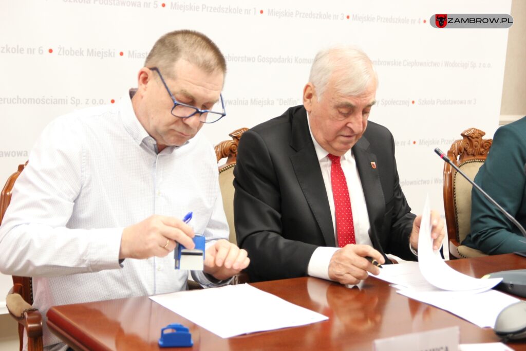 Podpisano umowy na kompleksową modernizację  placówek oświatowych w Zambrowie 10.03.203r. fot. J.Włodkowska - Kurpiewska